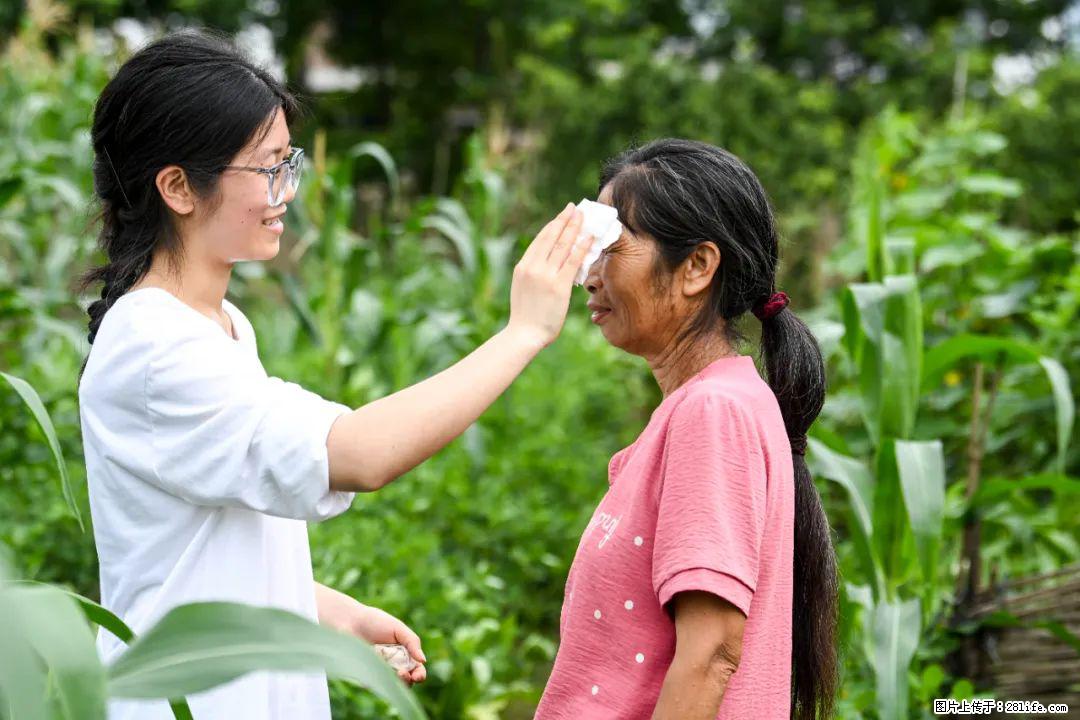 全网追的“扁担女孩”,找了一份暑假工,时薪12元 - 伊犁生活资讯 - 伊犁28生活网 yili.28life.com