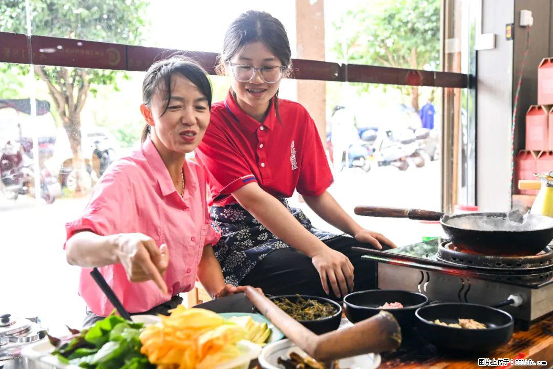 全网追的“扁担女孩”,找了一份暑假工,时薪12元 - 伊犁生活资讯 - 伊犁28生活网 yili.28life.com