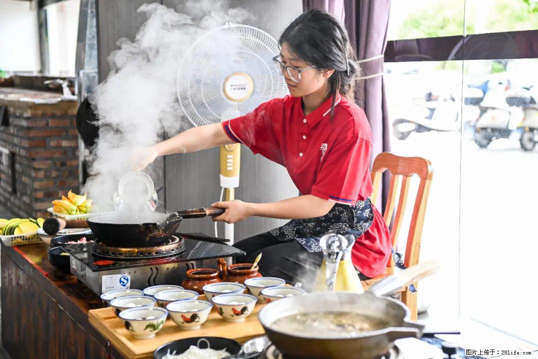 全网追的“扁担女孩”,找了一份暑假工,时薪12元 - 伊犁生活资讯 - 伊犁28生活网 yili.28life.com